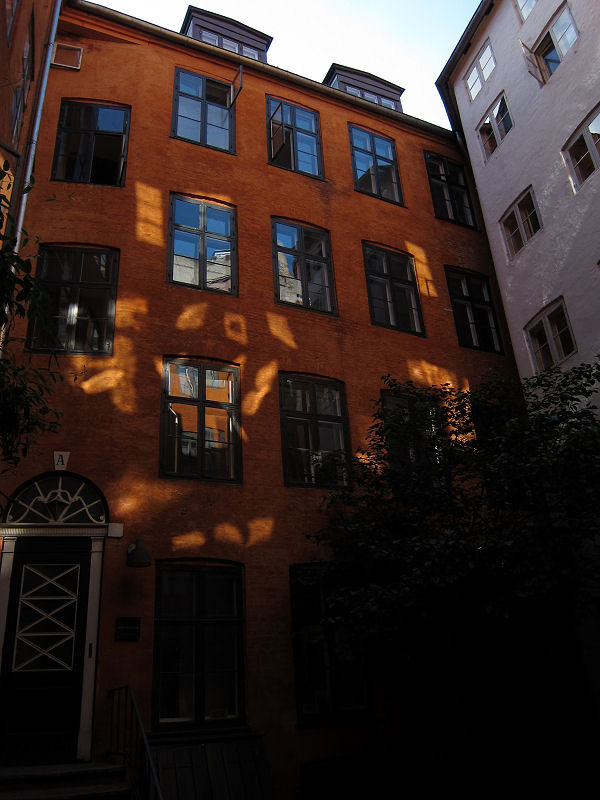 03_lights_in_a_courtyard.jpg  