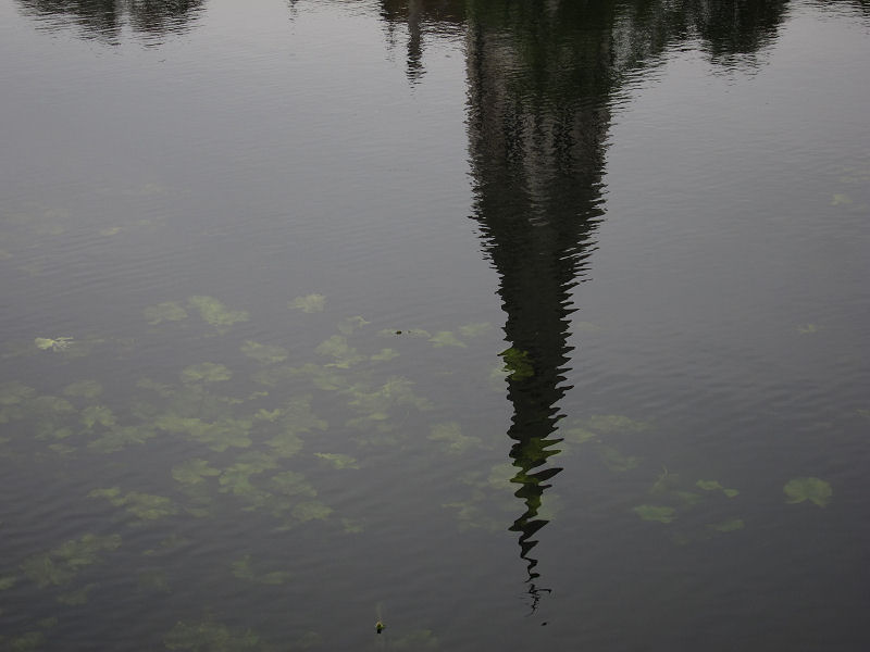 10_water_around_the_fort.jpg  