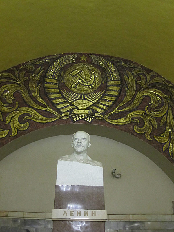 05_You_are_being_watched_in_a_subway_in_Moscow.jpg