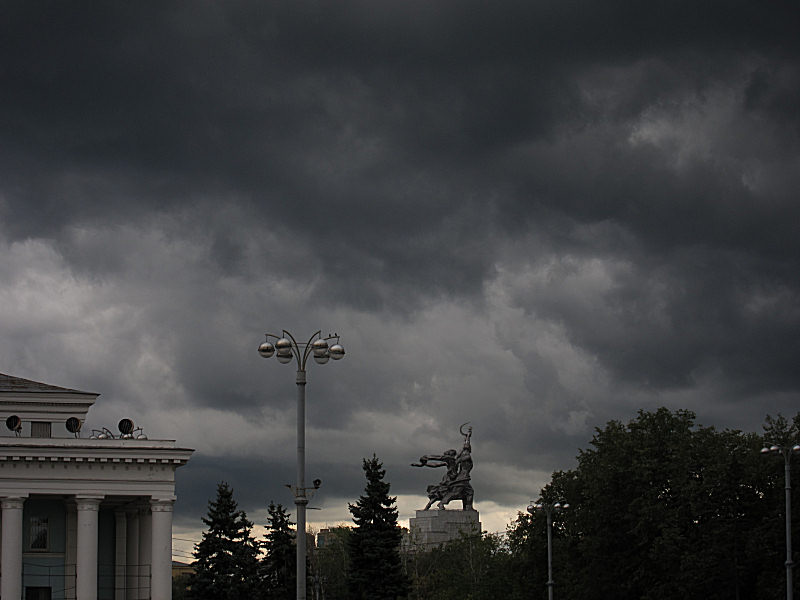 15_Storm_clouds_and_statue.jpg