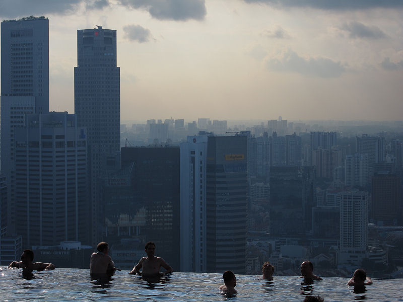 07_the_edge_of_the_infinity_pool.jpg