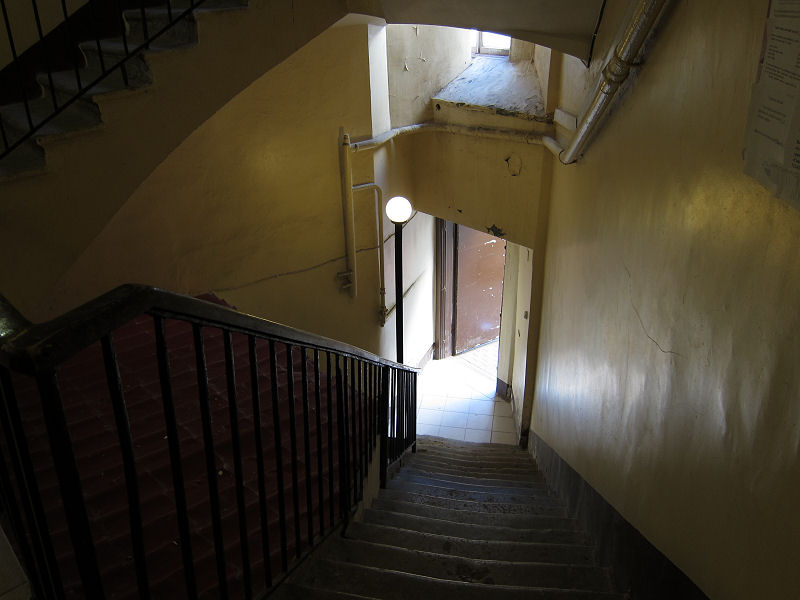 01_staircase_from_our_first_floor_apartment_to_the_courtyard.jpg
