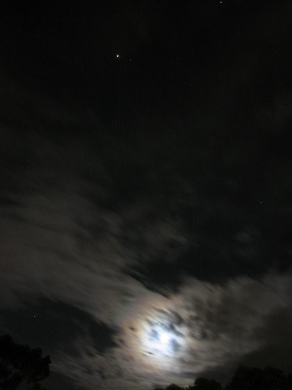 00_my%20first%20pic%20of%20mar%20on%20a%20cloudy%20day%20with%20the%20moon.jpg