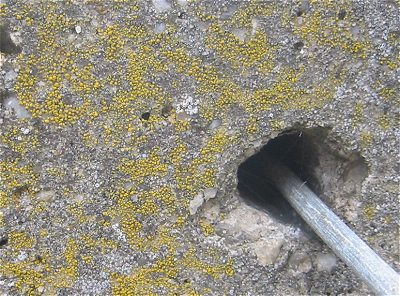wire%20in%20hole%20in%20post.jpg